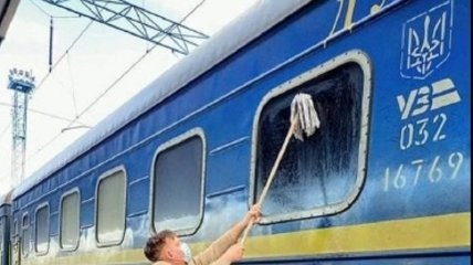 Турист из Дании помыл окна в поезде "Укрзализныци": в нашумевшем фото заметили интересное