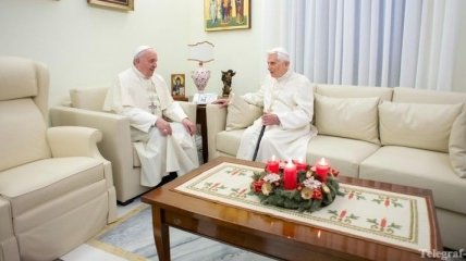 Впервые в истории: два Папы поздравили друг друга с Рождеством 