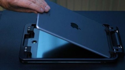 iPad Air 2 превратился в голографический проектор
