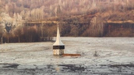 Токсическое озеро затопило румынский поселок