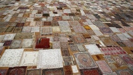 Уникальное зрелище: в Турции появилось поле из ковров (Видео)