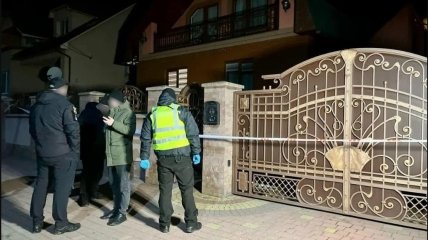 Подвір'я депутата в Мукачево, куди прилетіла граната