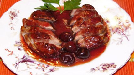 Утиные грудки в меде с вишневым соусом
