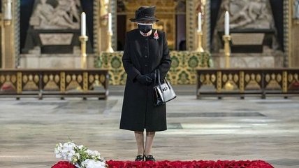 Королева Британии впервые с начала пандемии вышла на улицы Лондона. Фото