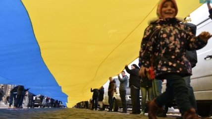По Львову пронесли 150-метровый украинский флаг