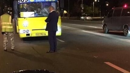 Перебегал дорогу: в Киеве маршрутка сбила мужчину
