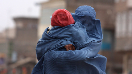 Афганська жінка з дитиною
