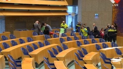 В зале парламента Нидерландов пытался повеситься мужчина