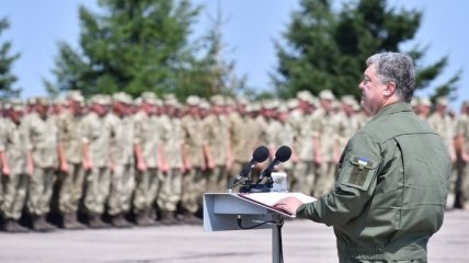 Президент анонсировал увеличение выплат военным в зоне АТО