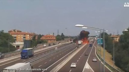 Как взорвалась цистерна с горючим веществом в Болонье: появилось видео 