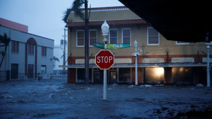 Затопленная улица в центре Форт-Майерса, Флорида