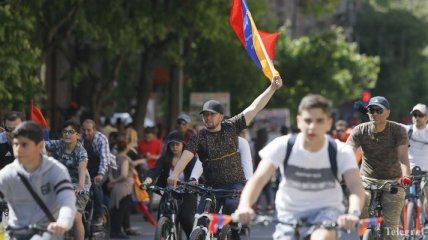 Протестующие перекрыли дорогу в аэропорт Еревана