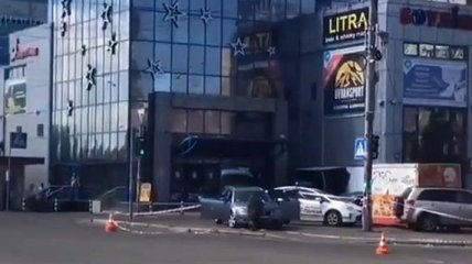 В Киеве возле торгового центра заминировали автомобиль
