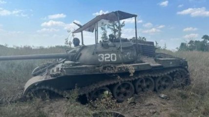 Устаревший российский танк, уничтоженный украинскими войсками