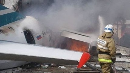 В РФ после аварийной посадки загорелся самолет Ан-24 , есть жертвы (Видео)
