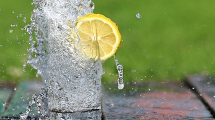 Польза воды с лимоном натощак: развенчиваем мифы