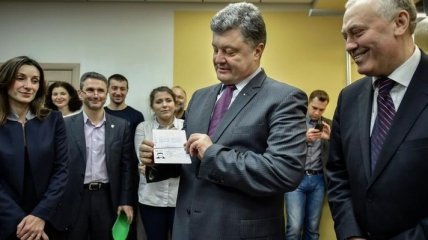 Порошенко первым в Украине получил биометрический паспорт