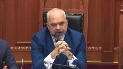 Премьера Албании в парламенте обрызгали со шприца (Видео)