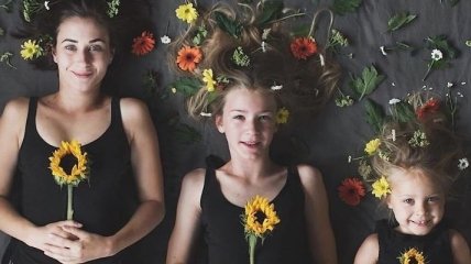 Мама и ее двое дочерей создают очаровательные снимки в одинаковой одежде (Фото)