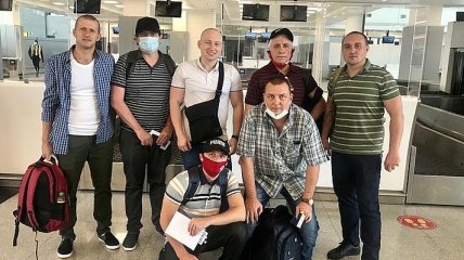 В Украину вернулись 6 моряков с Curacao Trader, их встречает Зеленский