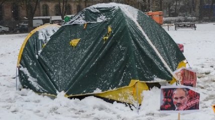 Снег и мороз не помеха: протестующие в Ереване разбили палатки у офиса Пашиняна (видео)