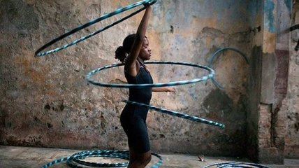 Дети на Кубе осваивают профессию циркача (Фото)