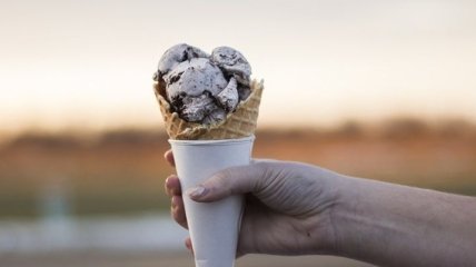 Опасности холодного лакомства: можно ли есть в жару мороженое