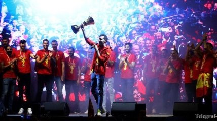 Campeones: тысячи испанцев встретили чемпионов мира по баскетболу (Фото, Видео)