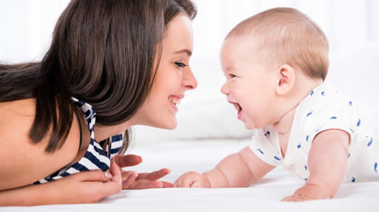 Сюсюкающие разговоры мам помогают детям развиваться: новое исследование