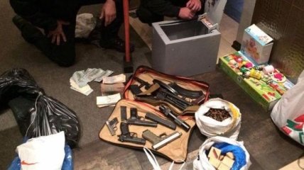 В Киевской области полиция изъяла большой арсенал оружия и крупную сумму денег