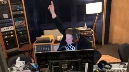 Илон Маск записал и исполнил свой первый танцевальный трек (Фото, Видео)