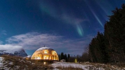 Удивительная жизнь в геодезическом куполе на севере Норвегии (Фото)
