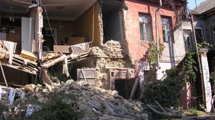 В Луганской области в жилом доме обрушилась стена