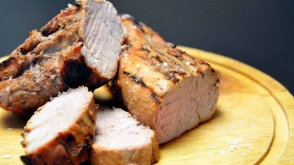 Свиняча вирізка — чудова гаряча страва, яку можна приготувати на обід чи вечерю