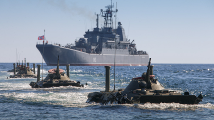 Россияне продолжают свои маневры у берегов Крыма, создавая дополнительное давление на украинцев