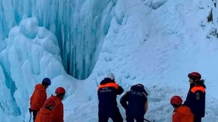 Туристы оказались погребены под льдом на Камчатке: все детали