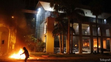 В столице Парагвая протестующие подожгли здание Конгресса