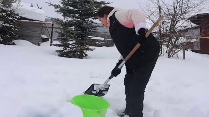 Несколько недель без воды: в России жители Нововятска топят снег, чтобы выжить (видео)