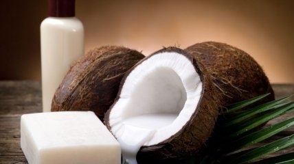 Кокосовое молоко может стать спасением для выпадающих волос