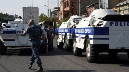 Протесты в Армении: Четверо полицейских находятся в заложниках