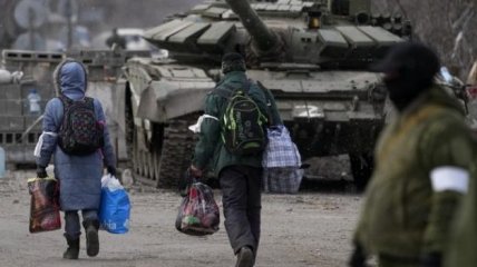 Російські солдати примусово вивозять українців на свої території