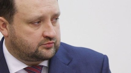 Арбузов заверяет, что украинцам не стоит бояться колебаний гривны