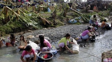 До 475 человек возросло число жертв тайфуна на Филиппинах (Фото)