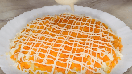 Аккуратная майонезная сетка — главный секрет красивых слоеных салатов