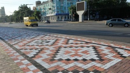В Луганске нарисовали 45-метровый орнамент вышиванки