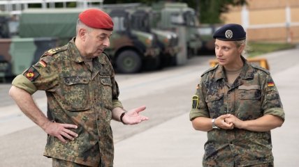 Генеральний інспектор Бундесверу Карстен Бройєр  під час зустрічі з військовими