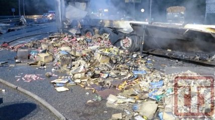 Под Киевом фура выехала на встречку и смяла легковушку: трое погибли, грузовик сгорел дотла (эксклюзивные фото)