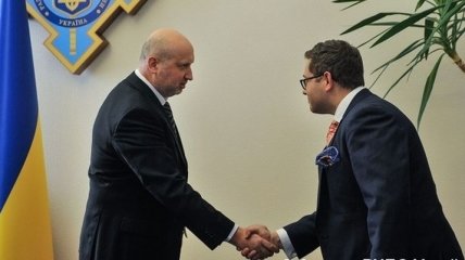 Турчинов обсудил с помощником Трампа сотрудничество в сфере кибербезопасности