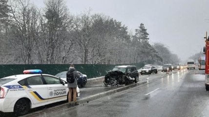Авария на Столичном шоссе в Киеве: столкнулись два автомобиля, погиб человек
