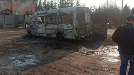 Ремонту не подлежат: при возгорании сухой травы на Львовщине сгорело три автобуса (фото и видео)